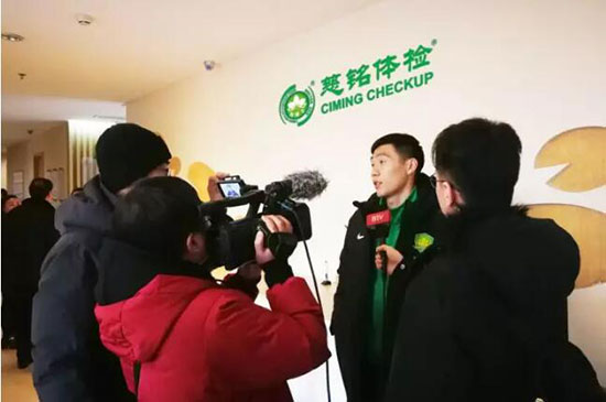 4國(guó)安隊(duì)員雷騰龍接受媒體采訪.jpg