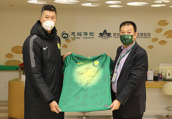 3慈銘集團聯(lián)席總裁韓圣群與中赫國安領隊符兵合影互贈禮物2.jpg